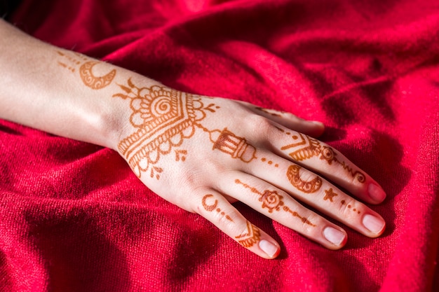 Foto gratuita meravigliose pitture mehndi sulla mano della donna