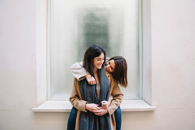 Meravigliose donne romantiche in posa sulla strada