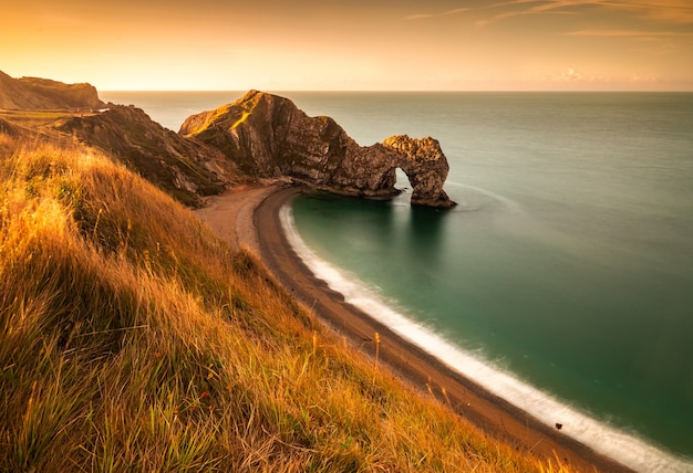 Splendida alba in una mattina di agosto a durdle door nel dorset in inghilterra