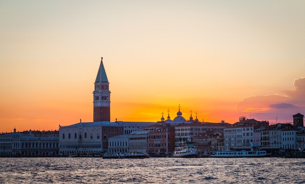 Прекрасный закат с чистым небом для copyspace в венеции, италия
