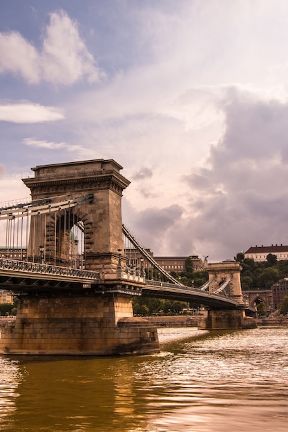 Прекрасные вертикальные пейзажи моста и реки в Будапеште.