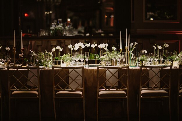 놀라운 식당에서 멋진 웨딩 테이블
