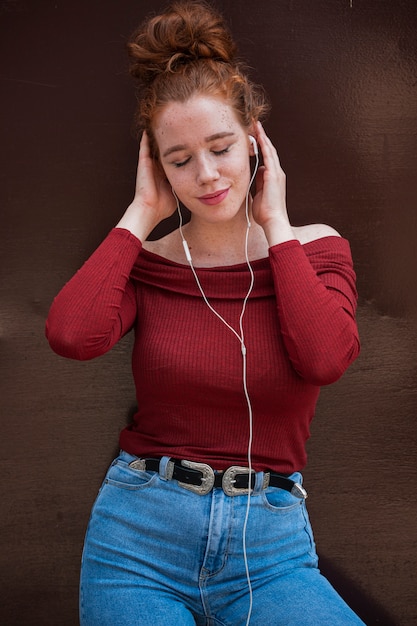 Foto gratuita giovane donna meravigliosa che ascolta la musica