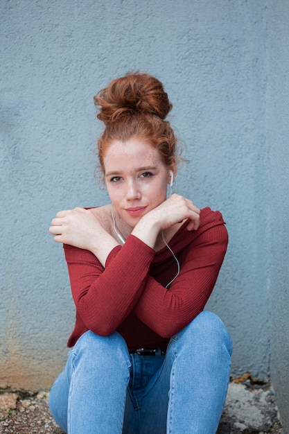 Foto gratuita giovane donna meravigliosa che guarda l'obbiettivo