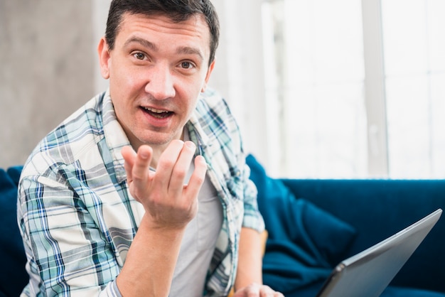 Free photo wondering man working from home