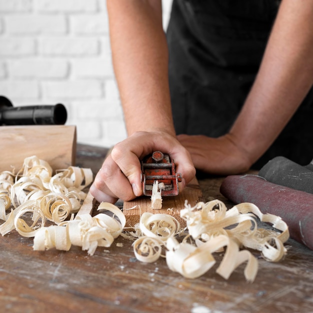 Foto gratuita composizione di strumenti di lavorazione del legno