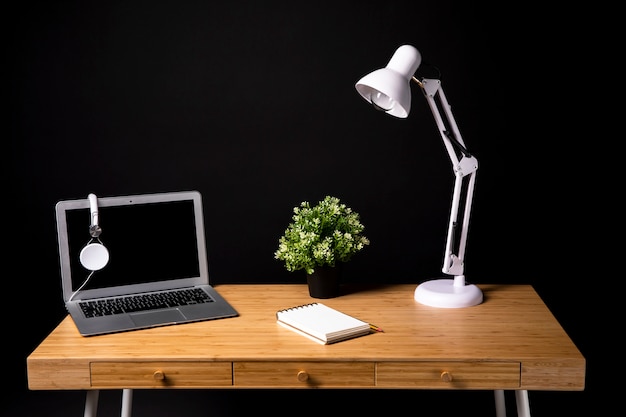 노트북과 램프와 나무 책상