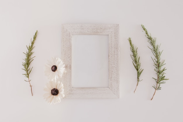 Free photo wood frame with flowers