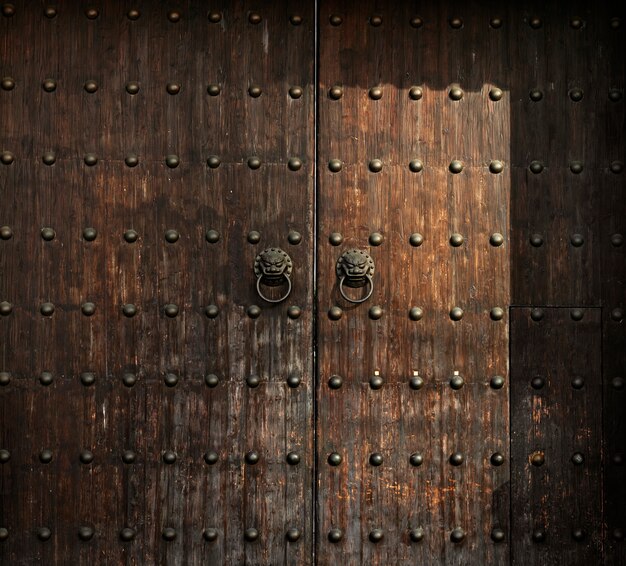 Деревянная антикварная дверь