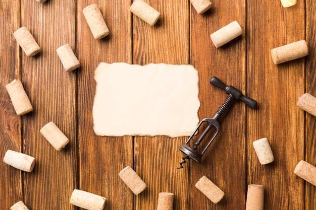 Fondo in legno pieno di tappi di sughero