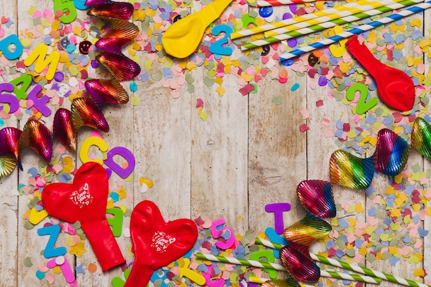 Wooden background with confetti and streamers around