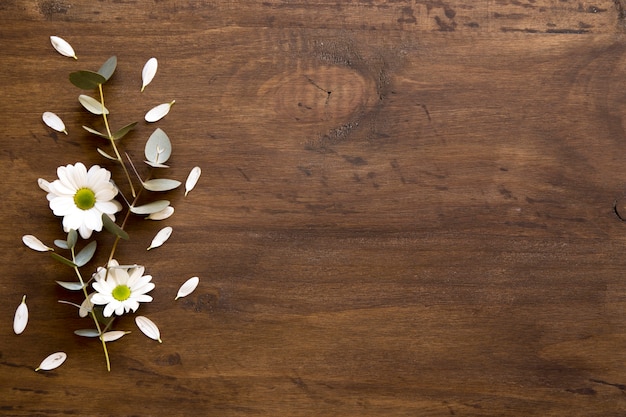 Free photo wooden background with flowers