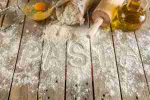 Foto gratuita fondo in legno con gli ingredienti della pasta