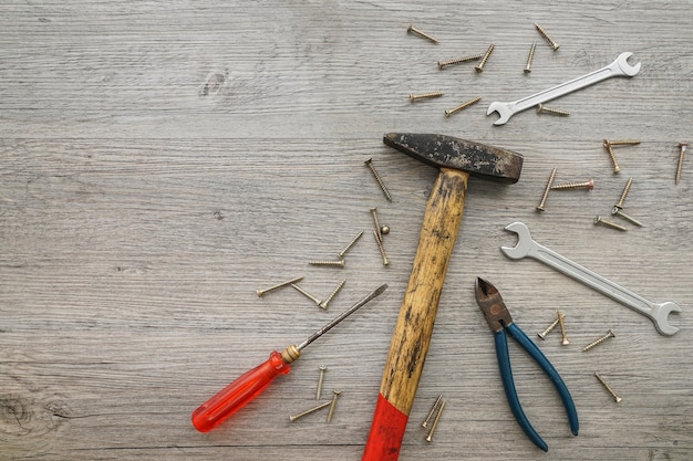 Sfondo in legno con vari strumenti per la giornata del padre