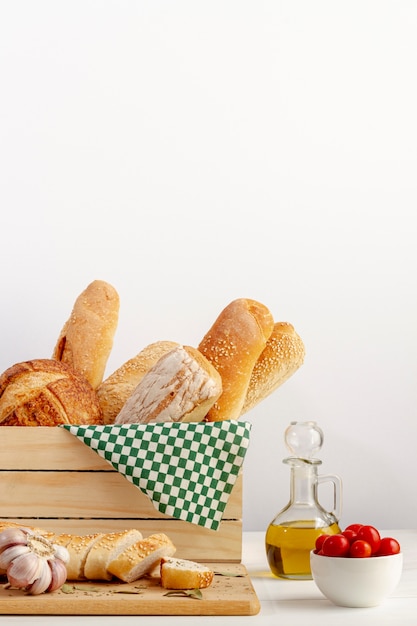 Free photo wooden basket with variety of bread