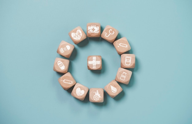Куб из деревянных блоков, который печатает на экране здравоохранение и медицинские иконки для концепции здорового и хорошего самочувствия