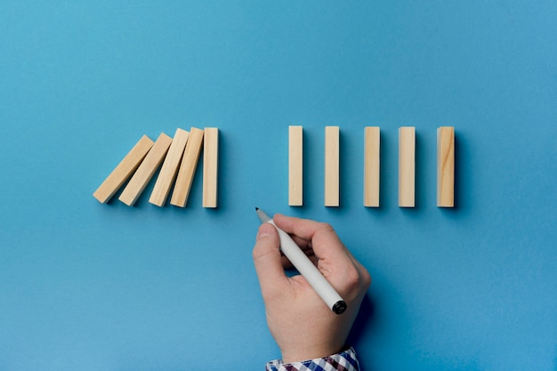 Foto gratuita blocchi di legno che cadono con pausa