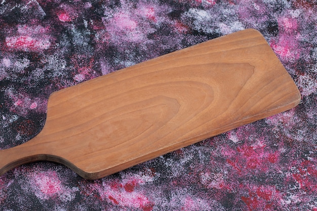 Una tavola di legno scolpita da un albero di quercia