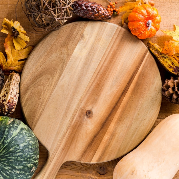 Tavola di legno incorniciata dalla vendemmia autunnale