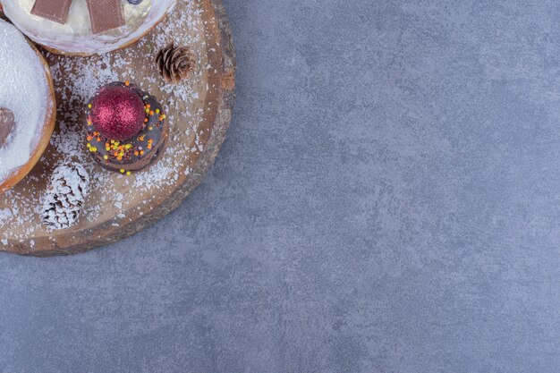 粉砂糖入りのケーキがいっぱいの木板