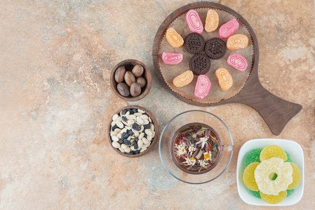 Free photo a wooden board full of marmalade and cookies