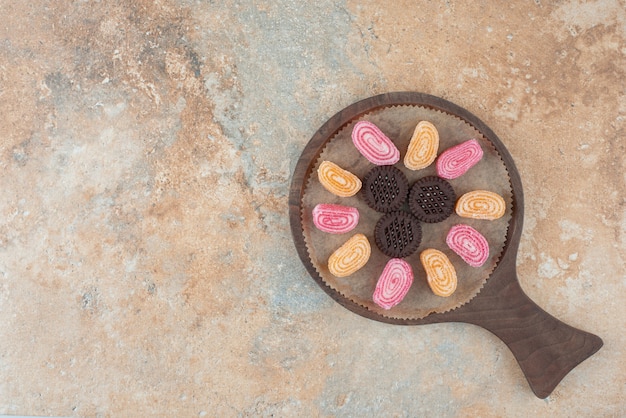 Foto gratuita una tavola di legno piena di marmellata e biscotti