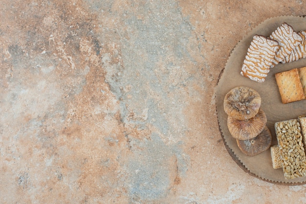 Free photo a wooden board full of sweet cookies and peanut brittles