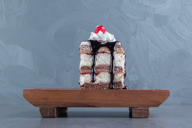 Деревянная доска из кусочка сливочного торта
