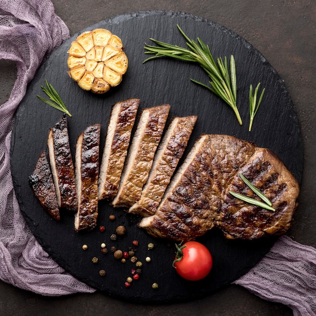 Foto gratuita tavola di legno con carne cotta