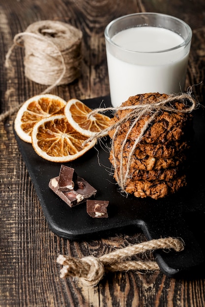 Tavola di legno con deliziosi biscotti e latte