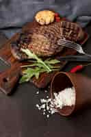 Free photo wooden board with grilled meat on desk