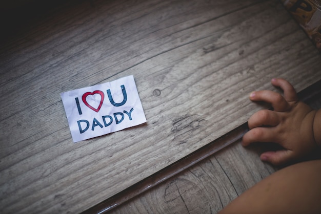 Free photo wooden board with pretty note for father's day