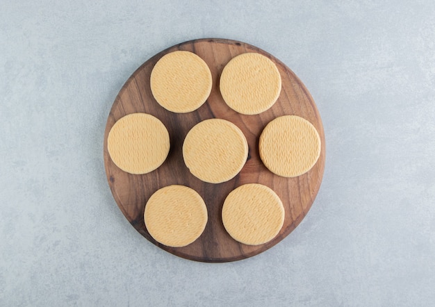 Foto gratuita una tavola di legno con dolci biscotti rotondi.