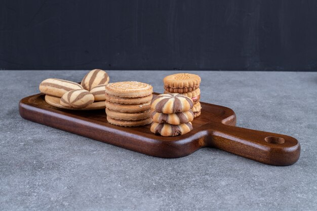 さまざまなクッキーが束ねられた木の板