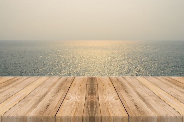 海の背景を持つ木製ボード