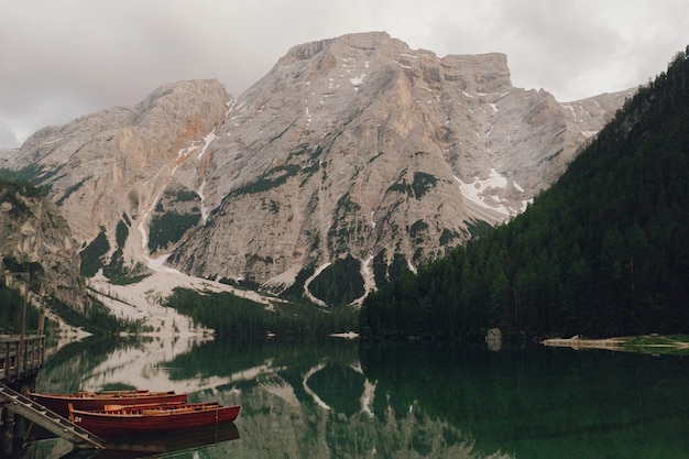 Foto gratuita barche di legno sul lago somwhere nelle dolomiti italiane