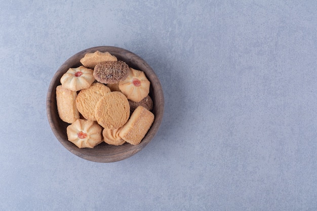 Free photo a wooden bowl of delicious sweet cookies .