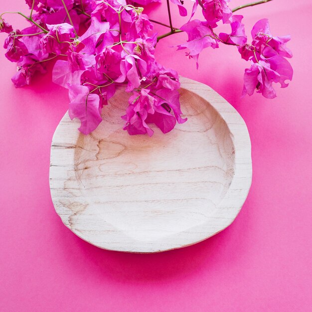 나무 그릇과 꽃
