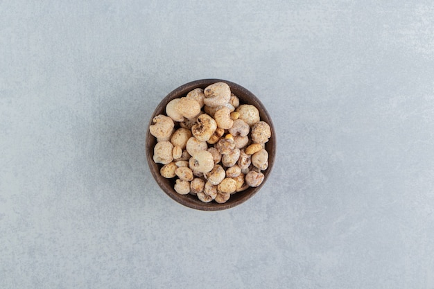 Free photo a wooden bowl full of delicious round food .