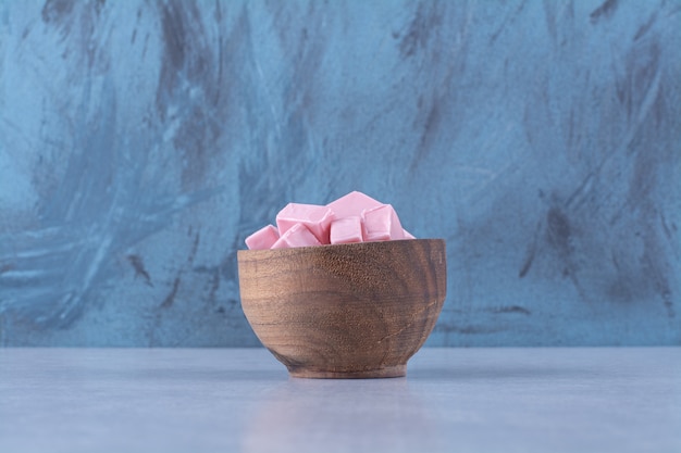 Free photo a wooden bowl full of pink sweet confectionery pastila .