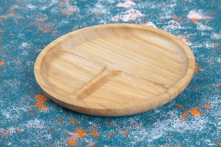 Free Photo a wooden breakfast platter with carved pieces on it