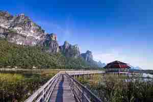 Foto gratuita ponte di legno su un lago nel parco nazionale sam roi yod prachuap khiri khan thailandia