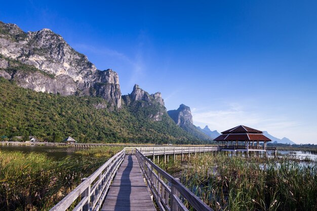 Sam Roi Yod National Park Prachuap Khiri Khan Thailand의 호수 위 목조 다리