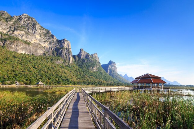 Sam Roi Yod National Park Prachuap Khiri Khan Thailand의 호수 위 목조 다리