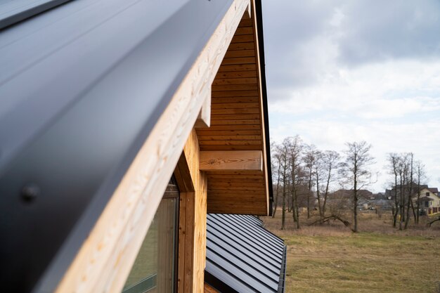 モダンな屋根の木造建築