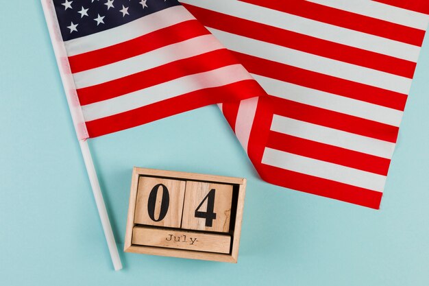 Деревянный календарь с американским флагом