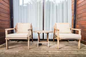 Foto gratuita sedia e tavolo in legno sulla terrazza all'aperto