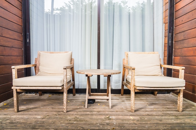 木製の椅子と屋外テラスのテーブル