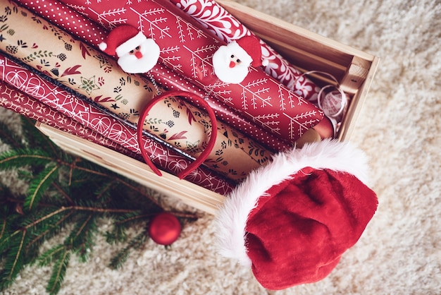 크리스마스 종이와 산타 모자와 나무 상자