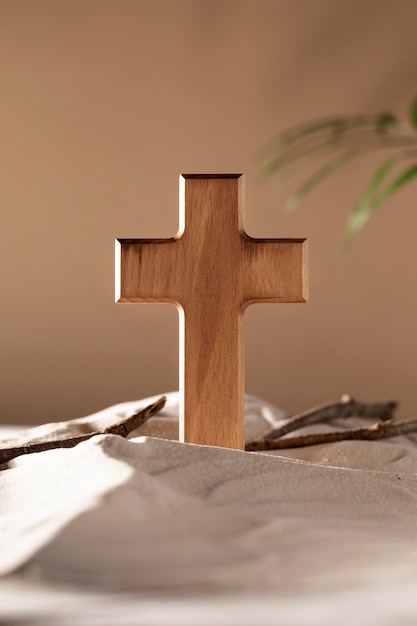 Деревянный крест, ветки и ассортимент листьев